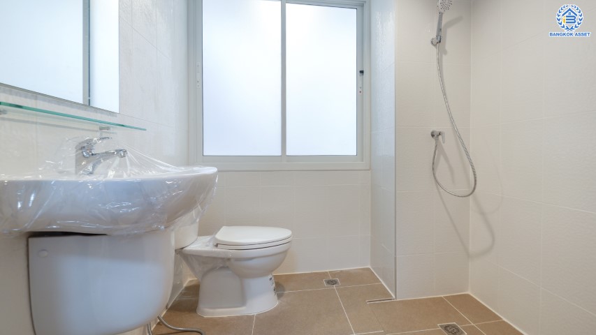 บ้านมือสองตกแต่งใหม่ ม.เศรณี สรงประภา-ดอนเมือง บนเนื้อที่ 30.3 ตร.ว. ฟังก์ชัน 4 ห้องนอน 3 ห้องน้ำ 1 ที่จอดรถ ทาวน์เฮ้าส์ส่วนตัว หลังบ้านไม่ติดใคร ราคาคุ้มสุดในย่านนี้! ใกล้สนามบินดอนเมือง, ทางด่วน "ศรีสมาน" และรถไฟฟ้าสายสีแดง "สถานีดอนเมือง"